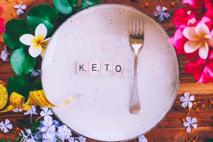 Na tanjiru ispisana reč keto.
